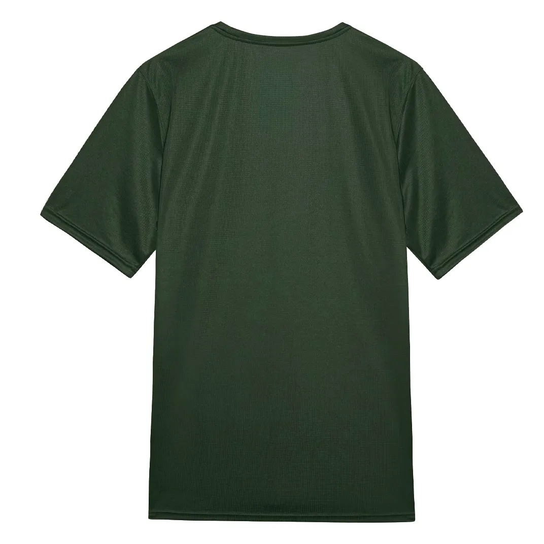 Vista lateral da camiseta masculina verde Puma mostrando detalhes do tecido e logo